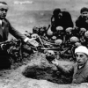Մարդկանց մի խումբ, որոնց մեջ նաև Հարություն Հովակիմյանը, հողից հայ զոհերի աճյունները հանելիս, Տեր-Զոր, 1938 