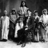Армянские сироты, собранные в пустыне Дер-Зоре (в центре Давид Адамян) 1919 год