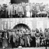 Депортированные из Зейтуна в Мараш в 1915 году группа армян, после съемки они все были сожжены и убиты, губернатор стоит в верхнем ряду