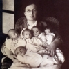 Միսիոներուհի տիկին Ռութ Փամալին նորածին հայ մանուկների հետ: Խարբերդ, 1922 թ.: